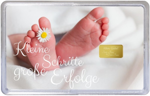 1g-Goldbarren mit Babyfüßchen-Motiv und Gänseblümchen – persönliches Geburtsgeschenk mit Gravur
